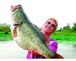 Manabu Kurita with his record-tying bass from 2009